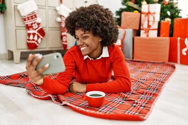 Joven Afroamericana Mujer Hacer Selfie Por Teléfono Inteligente Que Miente — Foto de Stock