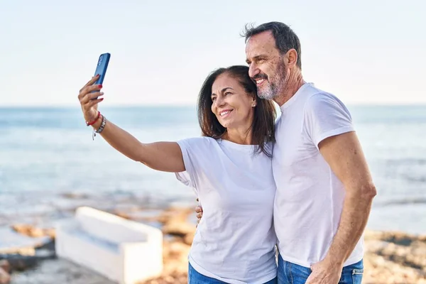Middle Age Man Woman Couple Make Selfie Smartphone Seaside — Photo