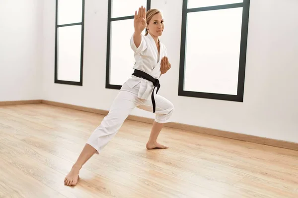 Mujer Joven Caucásica Entrenando Karate Centro Deportivo — Foto de Stock