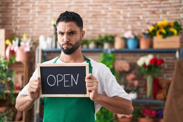 Joven Hispano Trabajando Floristería Sosteniendo Letrero Abierto Escéptico Nervioso Frunciendo — Foto de Stock