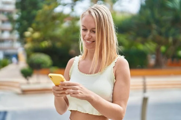 Young Blonde Woman Smiling Confident Using Smartphone Park — ストック写真