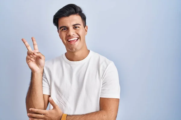 Hombre Hispano Pie Sobre Fondo Azul Sonriendo Con Cara Feliz — Foto de Stock