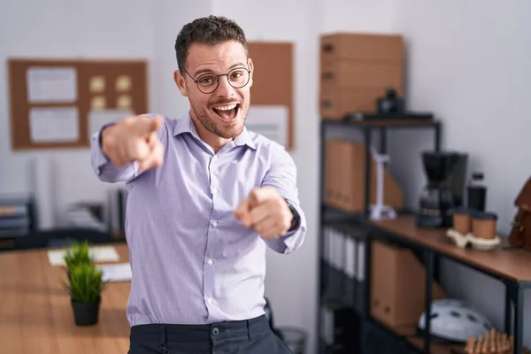 Giovane Uomo Ispanico Ufficio Che Indica Fotocamera Con Dita Sorridente — Foto Stock