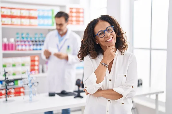 Middle Age Hispanic Woman Shopping Pharmacy Drugstore Smiling Looking Confident — 스톡 사진