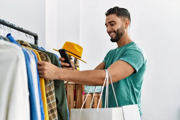 Joven Árabe Hombre Cliente Hacer Foto Ropa Compras Tienda Ropa — Foto de Stock