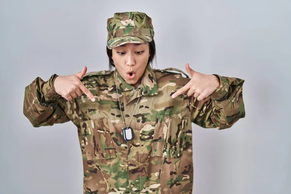 Jonge Zuid Aziatische Vrouw Dragen Camouflage Leger Uniform Naar Beneden — Stockfoto