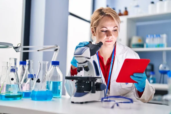 Young Blonde Woman Scientist Using Touchpad Microscope Laboratory — Stock Photo, Image