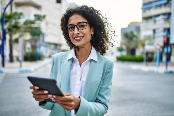 Ung Latinamerikansk Affärskvinna Bär Professionell Ser Leende Säker Staden Med — Stockfoto