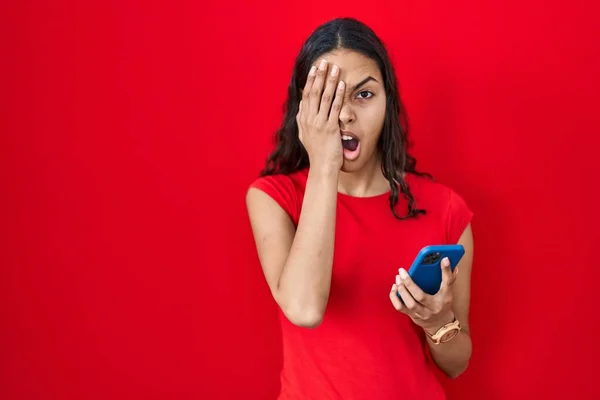 Jeune Femme Brésilienne Utilisant Smartphone Sur Fond Rouge Bâillant Fatigué — Photo