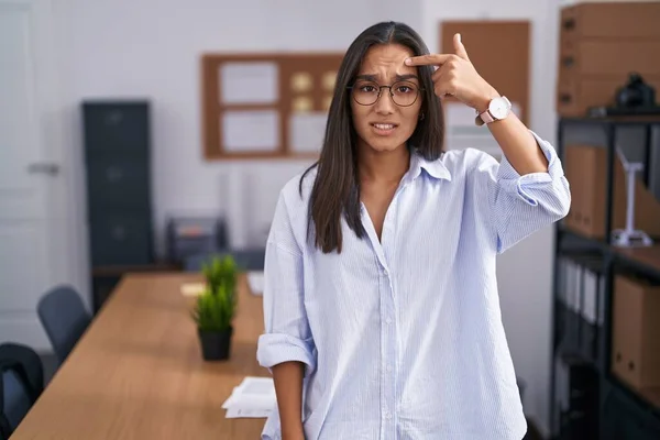 Joven Mujer Hispana Oficina Señalando Infeliz Espinilla Frente Fea Infección — Foto de Stock