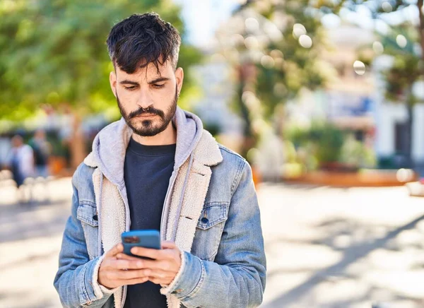 Young Hispanic Man Using Smartphone Park — Stockfoto