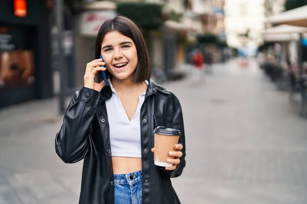 Jovem Bela Mulher Hispânica Falando Smartphone Bebendo Café Rua — Fotografia de Stock