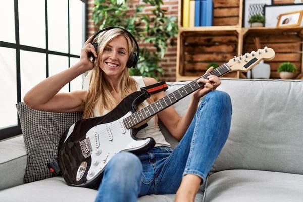 Junge Blonde Frau Lächelt Selbstbewusst Und Spielt Hause Gitarre — Stockfoto