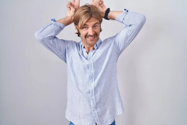 Homem Caucasiano Com Bigode Sobre Fundo Branco Posando Engraçado Louco — Fotografia de Stock