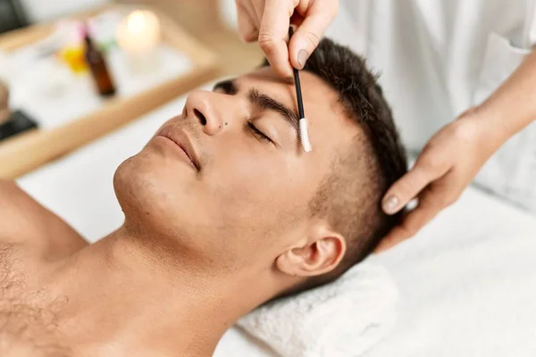 Young Hispanic Man Relaxed Having Eyebrows Treatment Beauty Center — Foto Stock