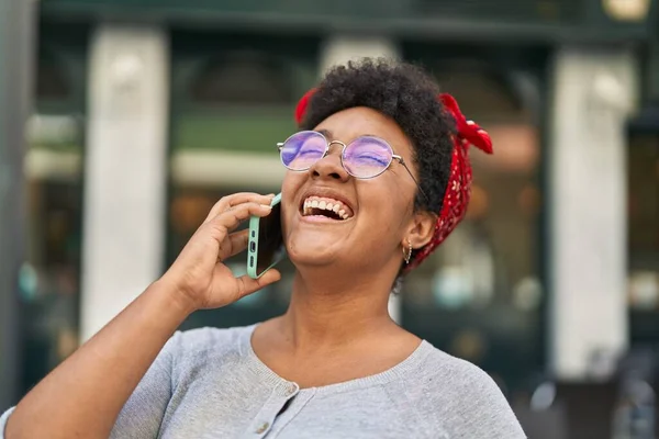 Africano Americano Mulher Sorrindo Confiante Falando Smartphone Rua — Fotografia de Stock