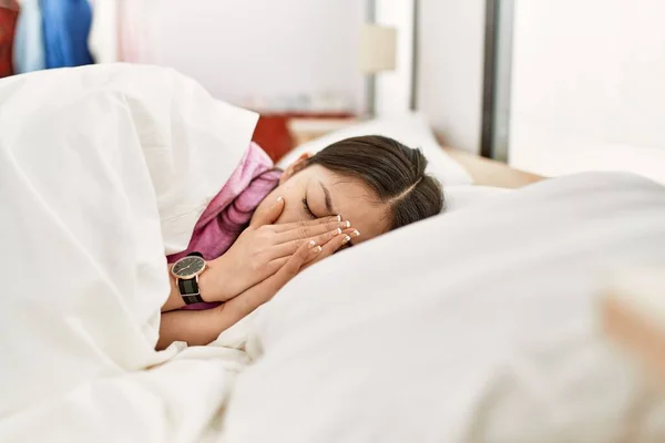 Jong Chinees Meisje Slapen Het Bed Bedekking Gezicht Met Handen — Stockfoto