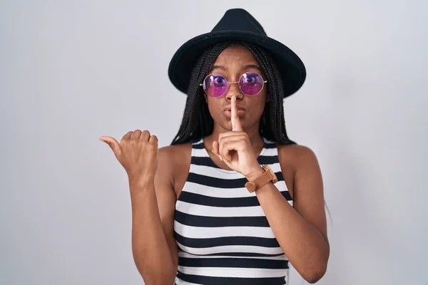 Pemuda Afrika Amerika Dengan Kepang Memakai Topi Dan Kacamata Hitam — Stok Foto