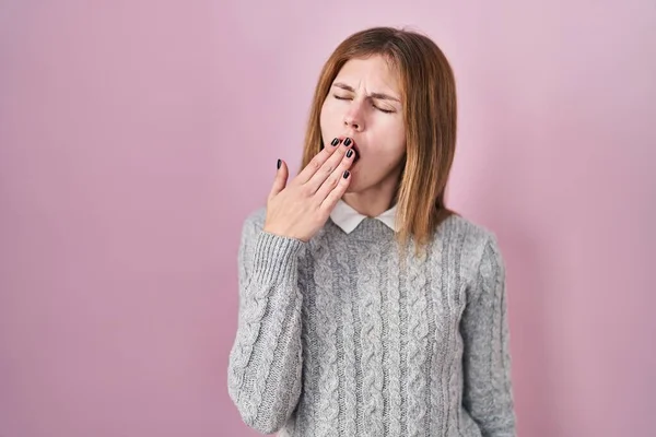 Krásná Žena Stojící Nad Růžovým Pozadím Znuděný Zívání Unavený Pokrývající — Stock fotografie