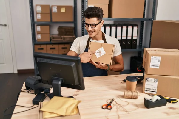 Young Hispanic Man Ecommerce Business Worker Having Video Call Showing — Fotografia de Stock