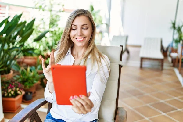 Giovane Donna Bionda Sorridente Felice Con Touchpad Seduto Sul Tavolo — Foto Stock