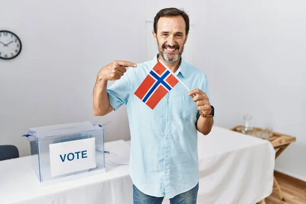 Мужчина Среднего Возраста Бородой Выборах Парламент Держит Флаг Норвегии Улыбаясь — стоковое фото