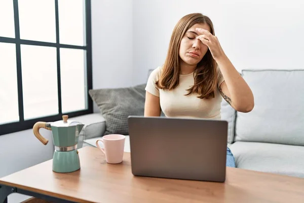 Young Brunette Woman Using Laptop Home Drinking Cup Coffee Tired — Stock Photo, Image