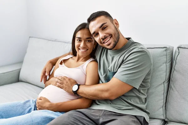 ラテン人男性と女性カップル抱擁お互いに期待赤ちゃんで家 — ストック写真
