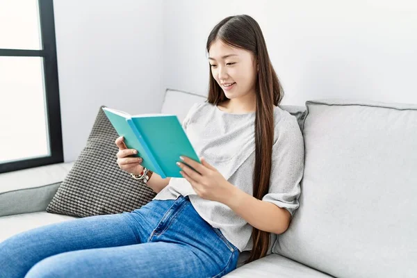 Genç Asyalı Kadın Oturma Odasında Kitap Okuyor — Stok fotoğraf