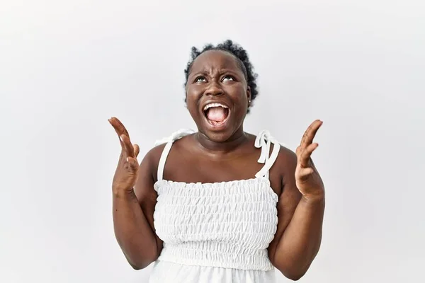 Молодая Африканская Женщина Стоящая Белом Изолированном Фоне Сумасшедшая Кричащая Кричащая — стоковое фото