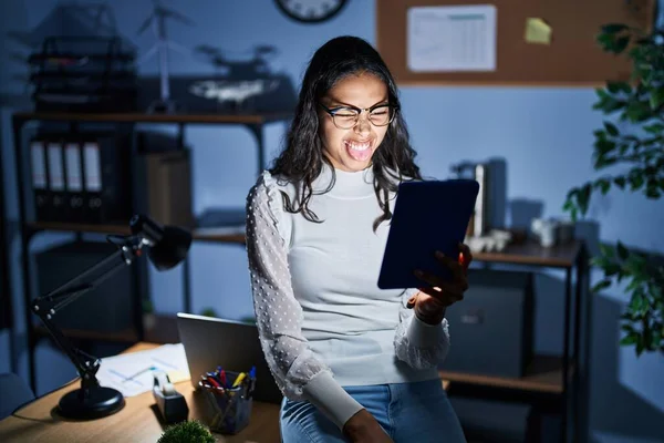 Mujer Brasileña Joven Usando Touchpad Noche Trabajando Oficina Sacando Lengua — Foto de Stock