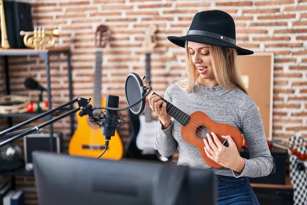 Jonge Vrouw Artiest Zingen Lied Spelen Ukelele Muziekstudio — Stockfoto