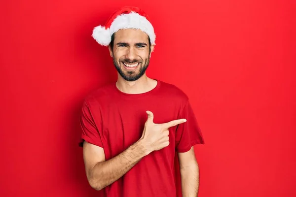 Ung Latinamerikansk Man Bär Jul Hatt Glad Med Ett Leende — Stockfoto
