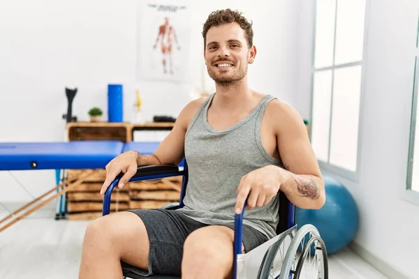 Klinikte Tekerlekli Sandalyede Oturan Kendine Güvenen Spanyol Genç Adam — Stok fotoğraf