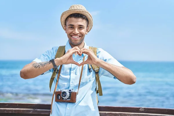 Africano Americano Hombre Turista Sonriendo Confiado Haciendo Gesto Corazón Playa — Foto de Stock