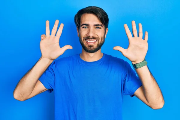 Mladý Hispánec Nosí Ležérní Oblečení Ukazující Ukazující Prsty Číslo Devět — Stock fotografie