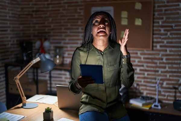 Mladý Afroameričan Copánky Práci Kanceláři Noci Šílený Šílený Křičí Křičí — Stock fotografie