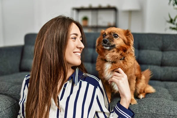 Joven Mujer Hispana Sonriendo Confiada Sentada Suelo Con Perro Casa —  Fotos de Stock