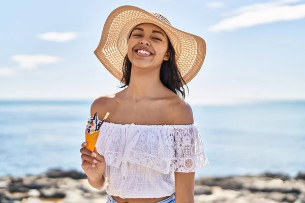 Joven Africana Americana Turista Sonriendo Confiado Comiendo Helado Playa —  Fotos de Stock