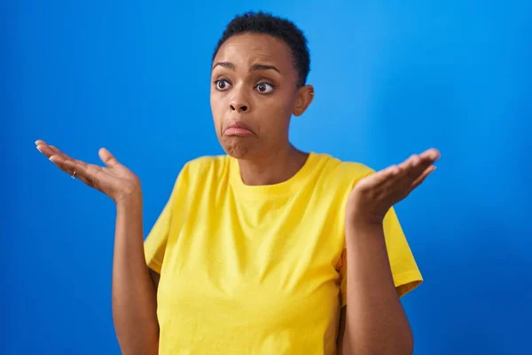 Mujer Afroamericana Pie Con Expresión Duda Sobre Fondo Azul Aislado — Foto de Stock