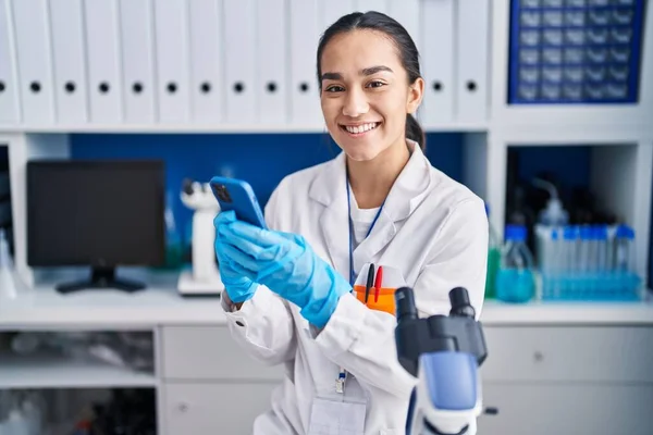 Ung Latinamerikansk Kvinna Forskare Med Hjälp Smartphone Arbetar Laboratoriet — Stockfoto
