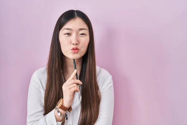 Mujer Joven China Sosteniendo Lápiz Sobre Fondo Rosa Mirando Cámara —  Fotos de Stock