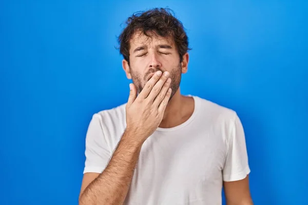 Mavi Arka Planda Dikilen Latin Asıllı Genç Adam Elleriyle Ağzını — Stok fotoğraf