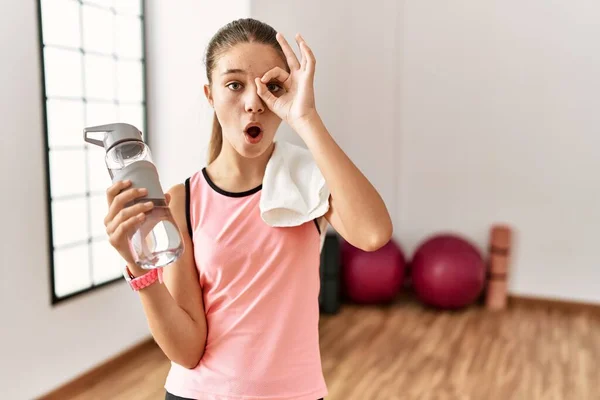 Young Brunette Teenager Wearing Sportswear Holding Water Bottle Doing Gesture — Photo