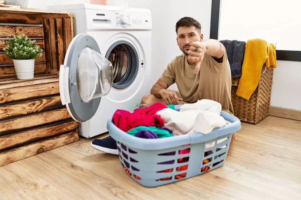 Jovem Homem Bonito Colocando Roupa Suja Máquina Lavar Roupa Olhando — Fotografia de Stock