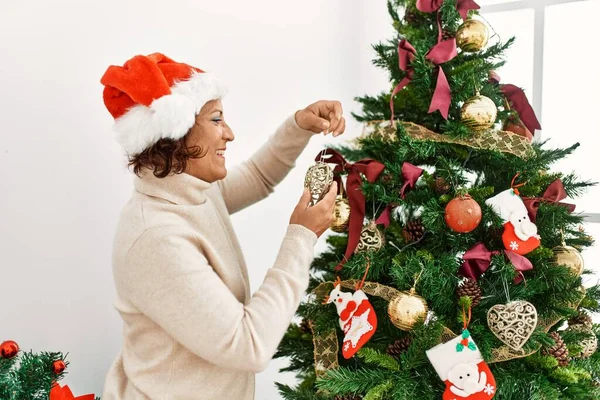 Mujer Hispana Mediana Edad Sonriendo Feliz Decorando Árbol Navidad Casa —  Fotos de Stock