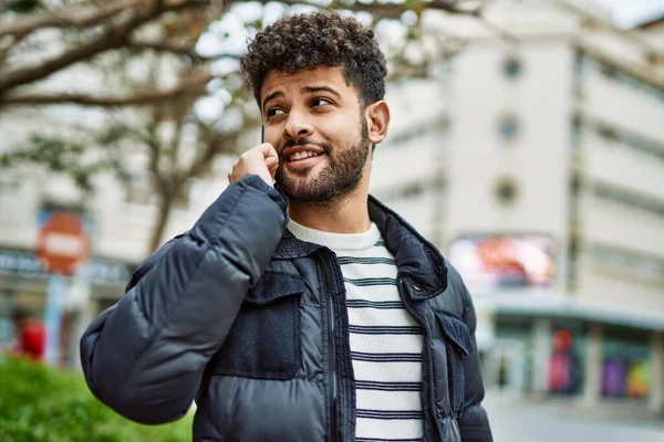 Νεαρός Άραβας Μιλάει Στο Τηλέφωνο Έξω Από Την Πόλη — Φωτογραφία Αρχείου