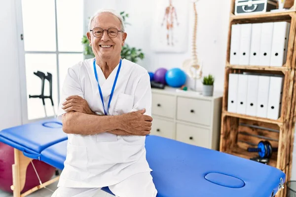 Senior Physiotherapy Man Working Pain Recovery Clinic Happy Face Smiling — 图库照片