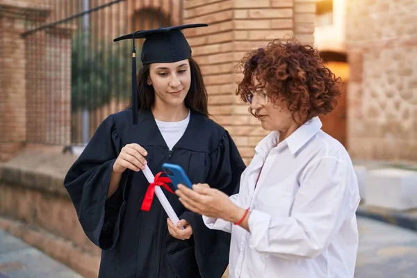 Dos Mujeres Madre Hija Con Diploma Posgrado Usando Smartphone Universidad — Foto de Stock