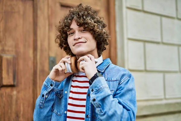 Νεαρός Ισπανός Που Φοράει Ακουστικά Στην Πόλη — Φωτογραφία Αρχείου